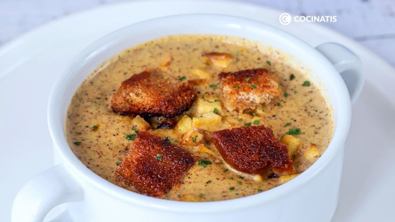 Sopa de almendras lista para comer
