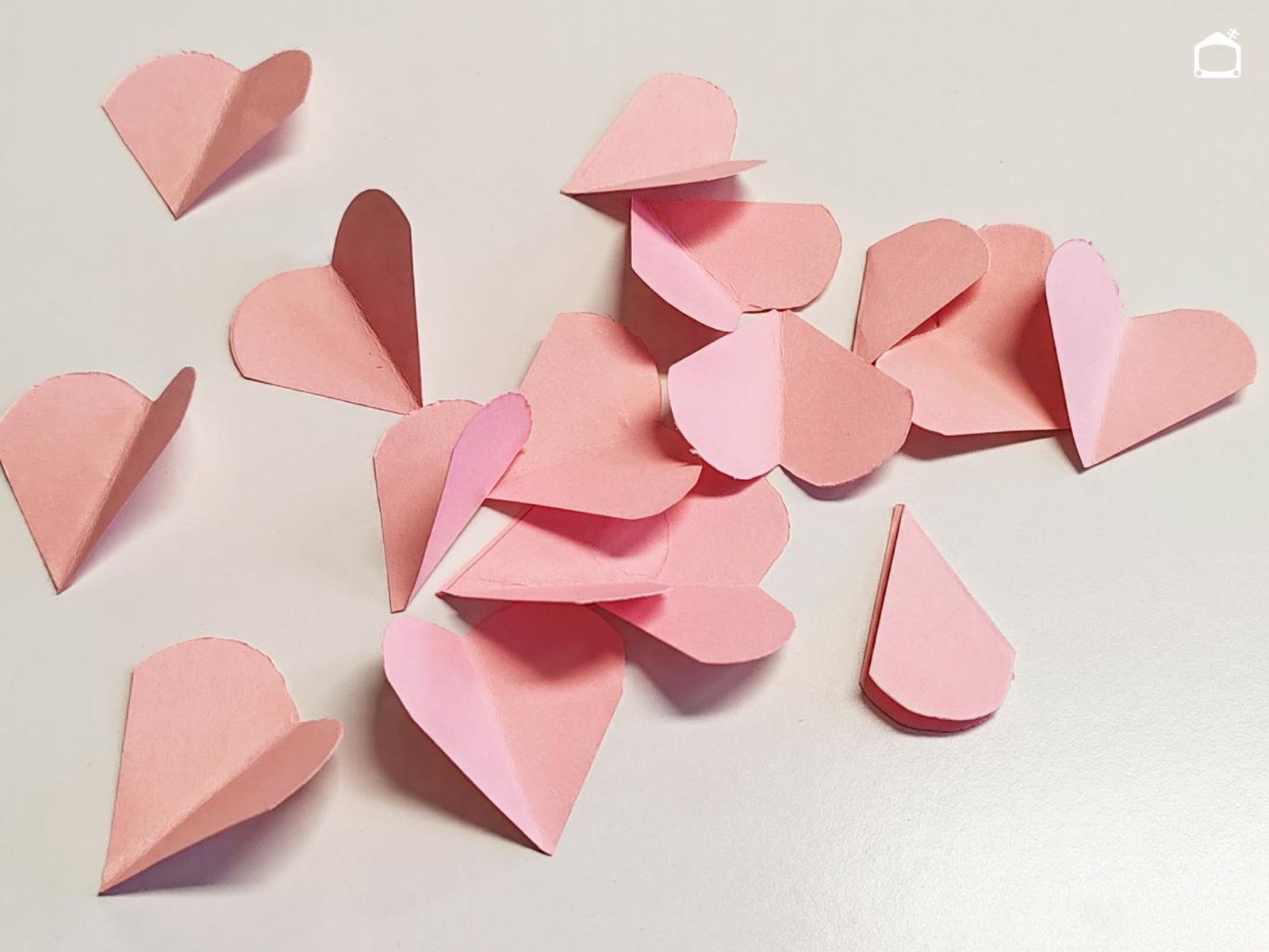 Cuarto paso para hacer rosas de papel.