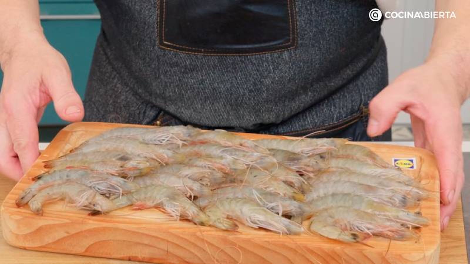 Prepara los langostinos crudos