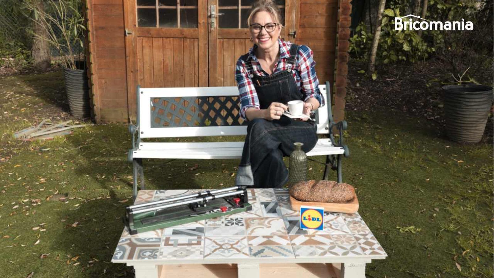 Yolanda Alzola junto a la mesa de azulejos que acaba de construir