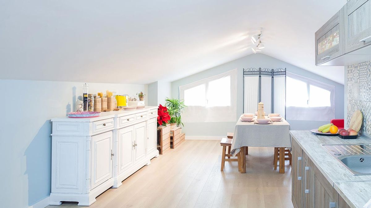 Decorar cocina abuhardillada con comedor
