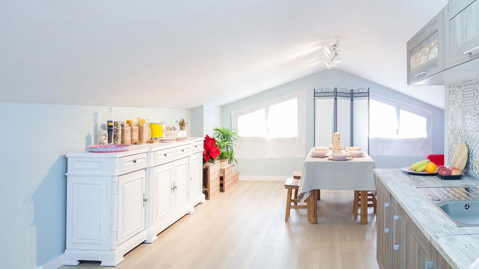 Decorar cocina abuhardillada con comedor