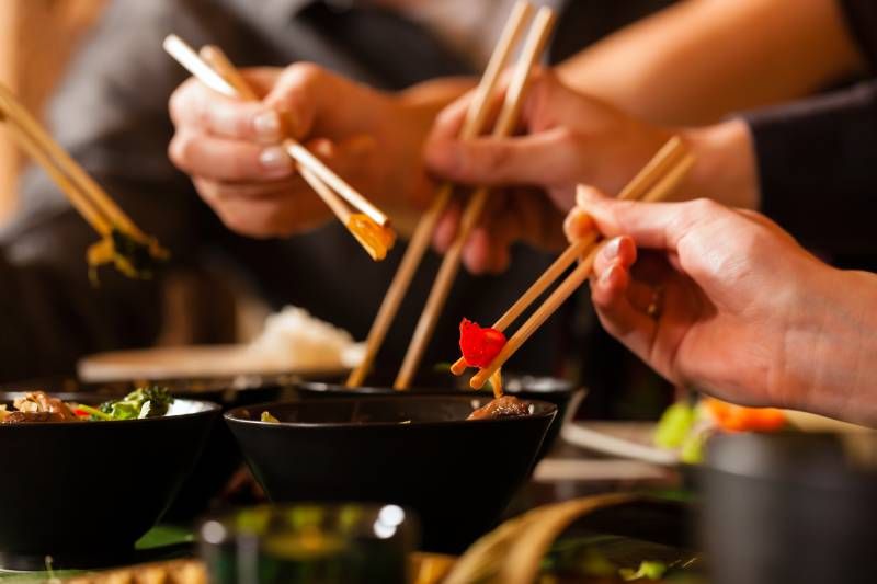 No pases la comida de palillos a palillos