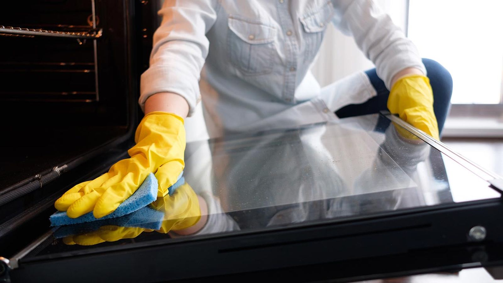 como limpiar el cristal y la puerta del horno