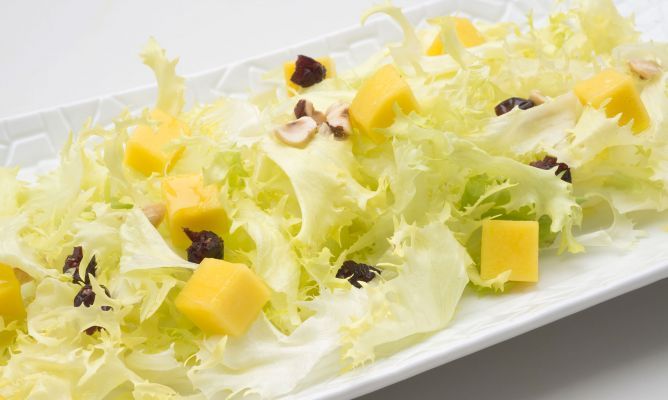 ensalada de escarola mango avellanas y arandanos