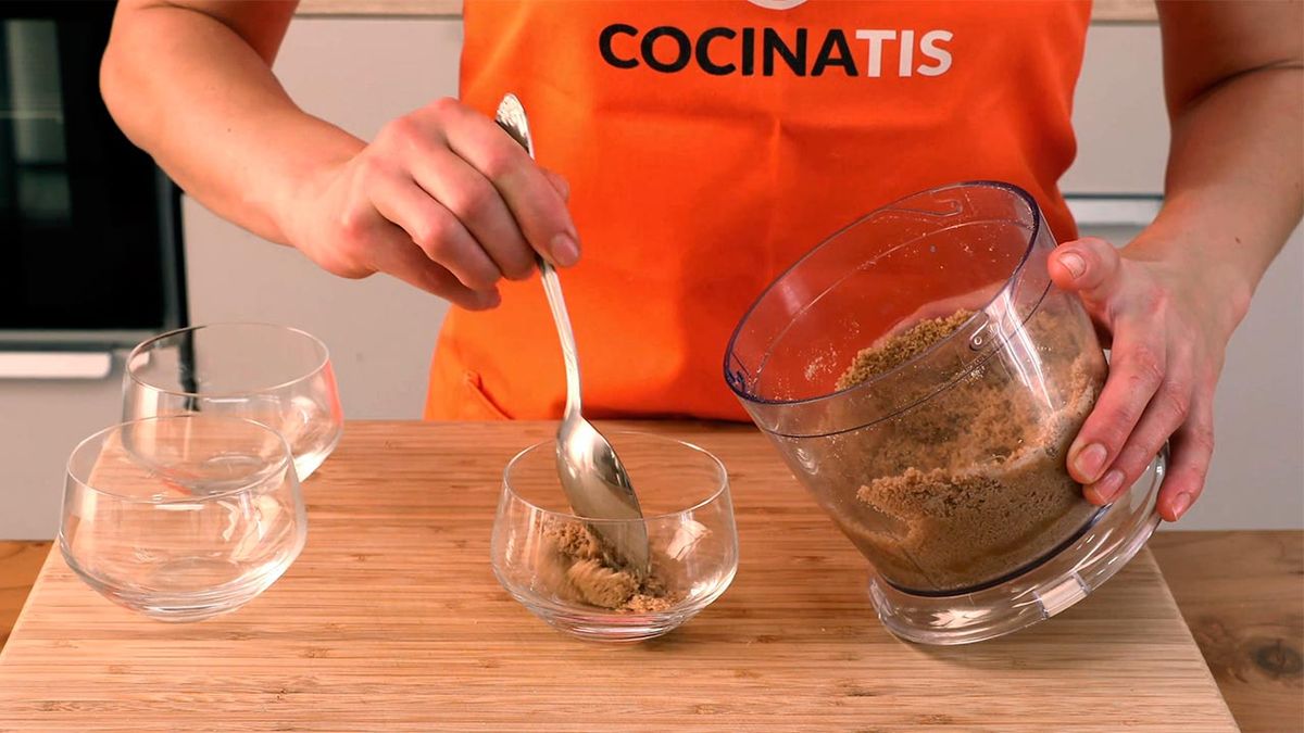 Receta de flan de café con base de galletas trituradas  paso 1