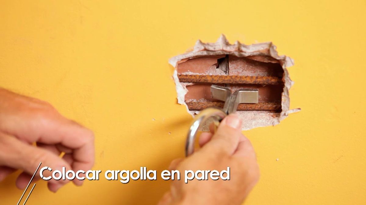 Cómo colocar una argolla en la pared paso 2