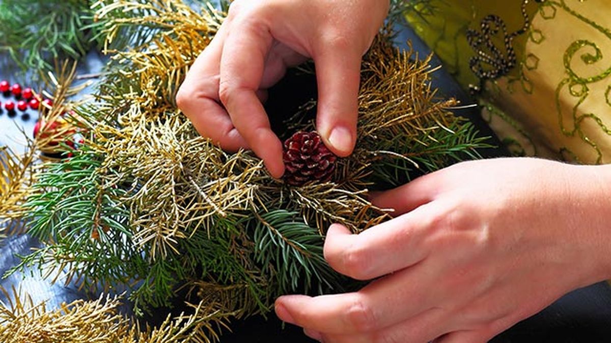 Cómo hacer una corona navideña pequeña paso 4