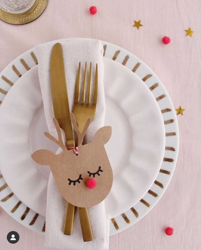Cubiertos navideños con adorno infantil de reno.