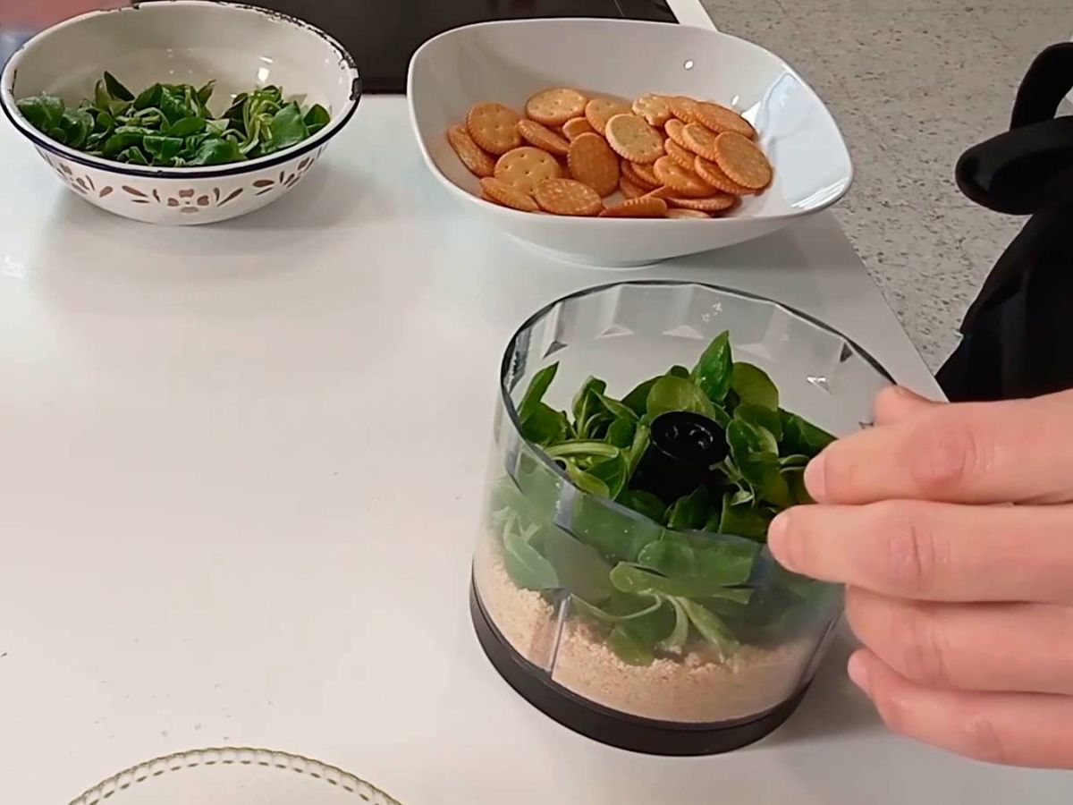 Elaboración de la receta de aros de salmón y gambas - paso 2