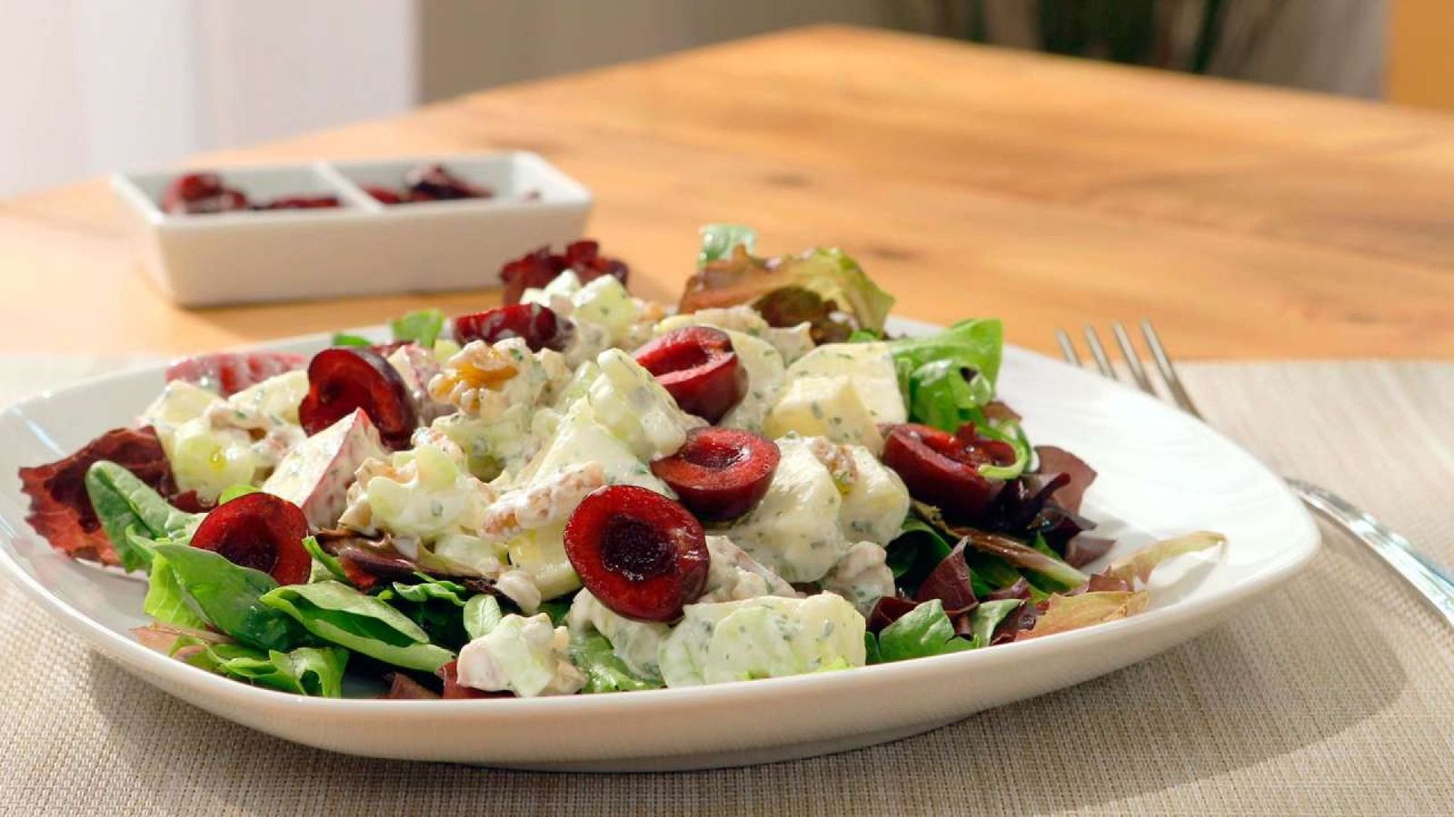Ensalada Waldorf con cerezas