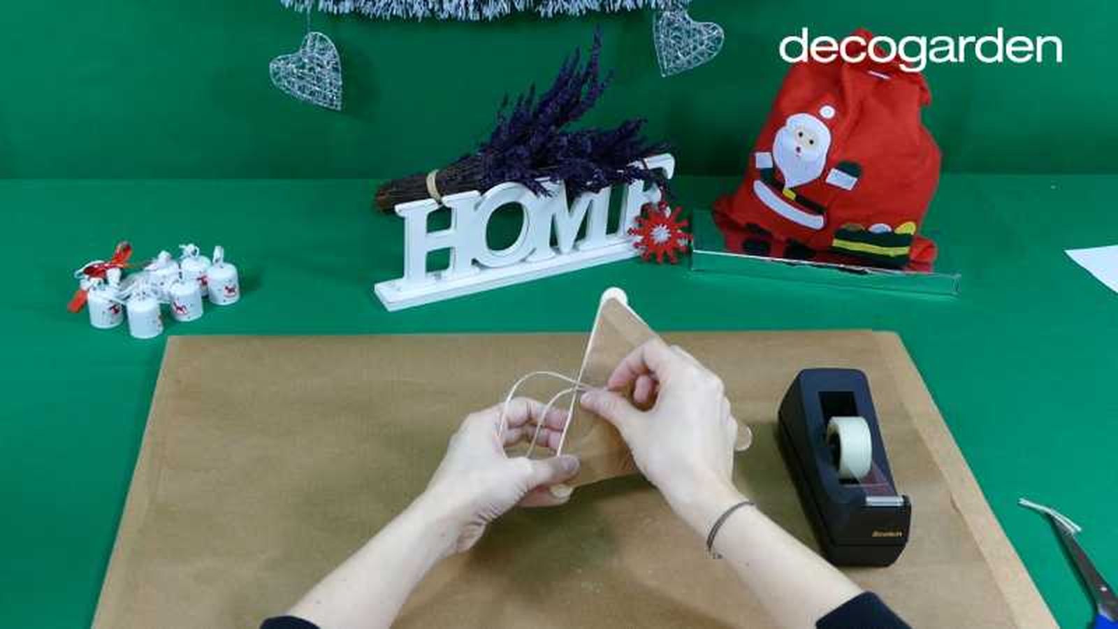 Pegando una cuerda detrás del reno de Navidad con palos de helado.