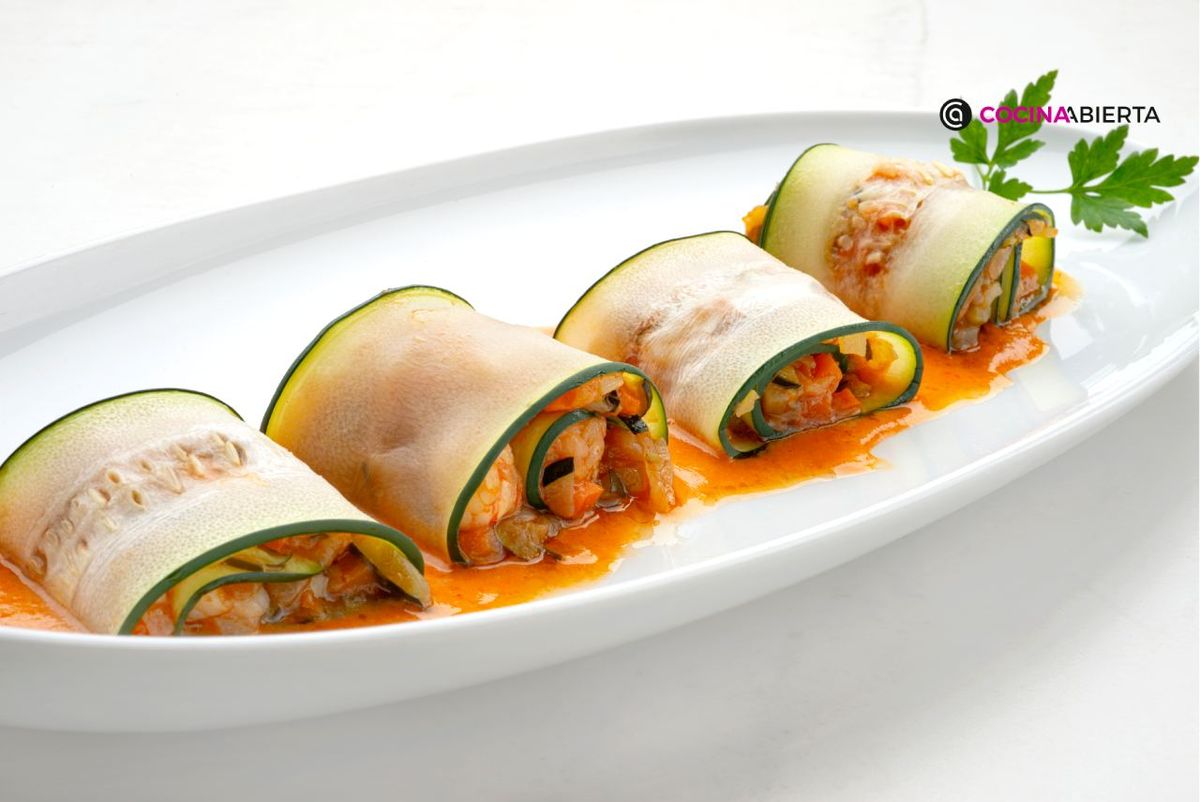 Deliciosos canelones de calabacín rellenos de verduras y langostinos