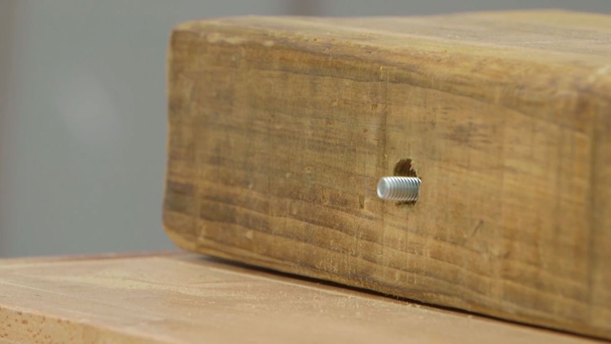 Como hacer una mesa de comedor con traviesas de madera paso 9