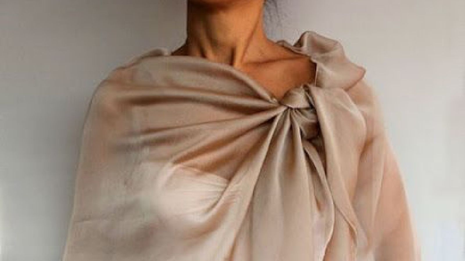 Como llevar un chal de fiesta