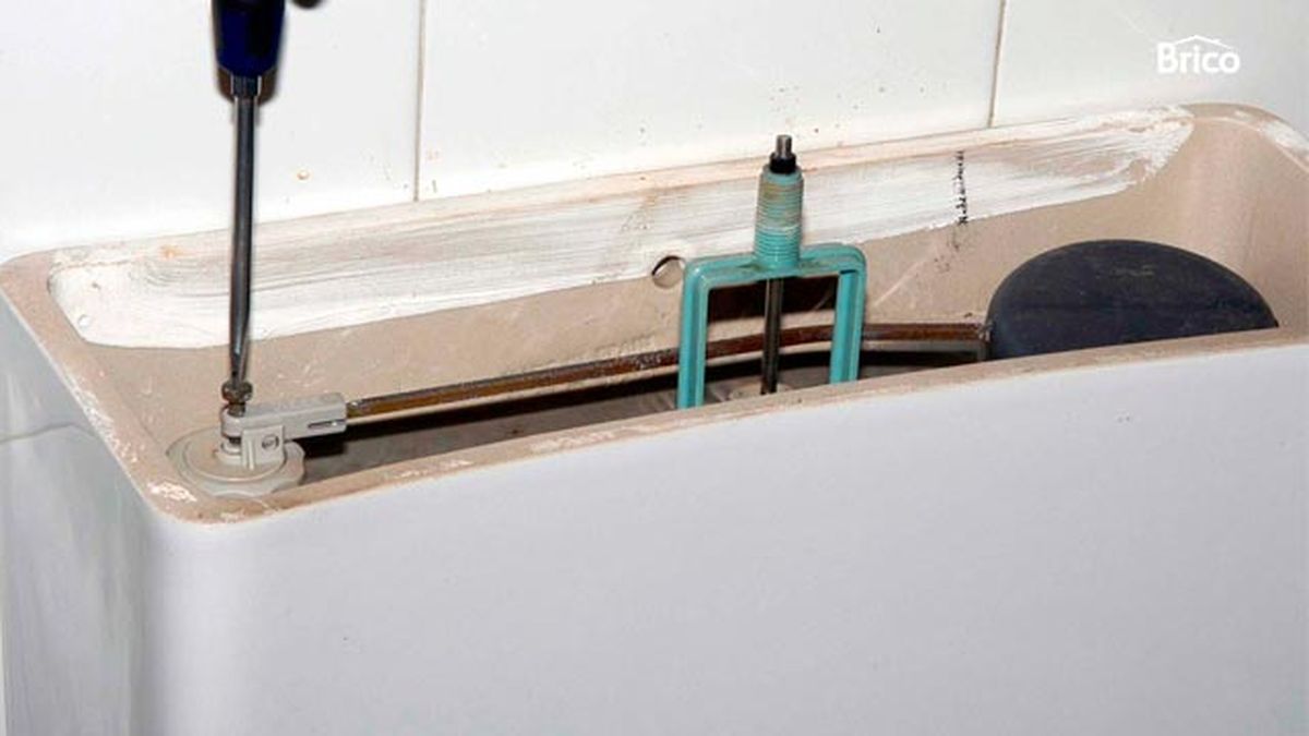 Arreglar una fuga en la cisterna paso 1