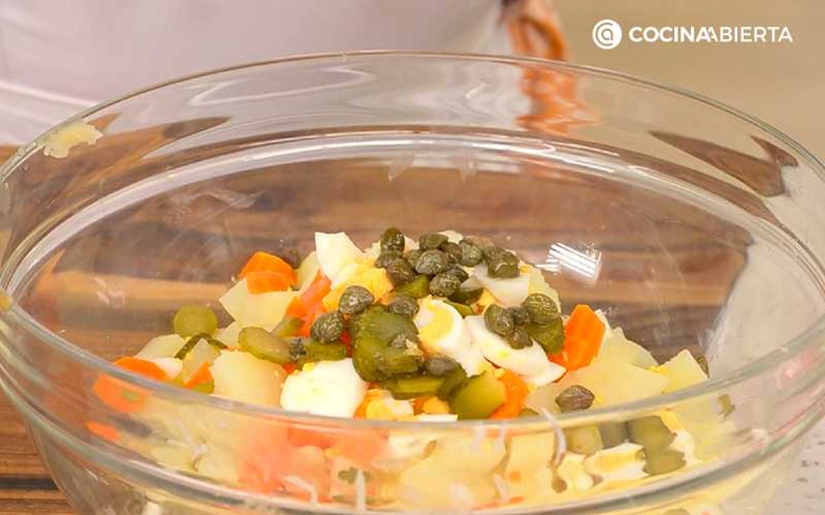 Pon la zanahoria, la patata y el huevo en daditos en bol