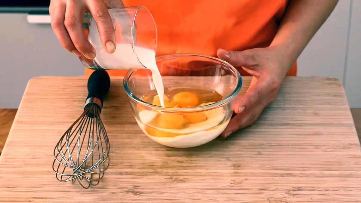 Receta de bocadillo de tortilla, aguacate y pavo  paso 1