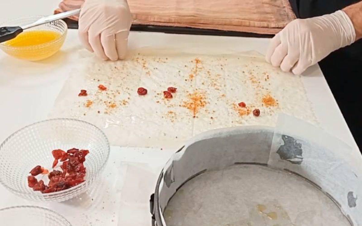 tarta flor con flan de turron y arandanos receta paso1