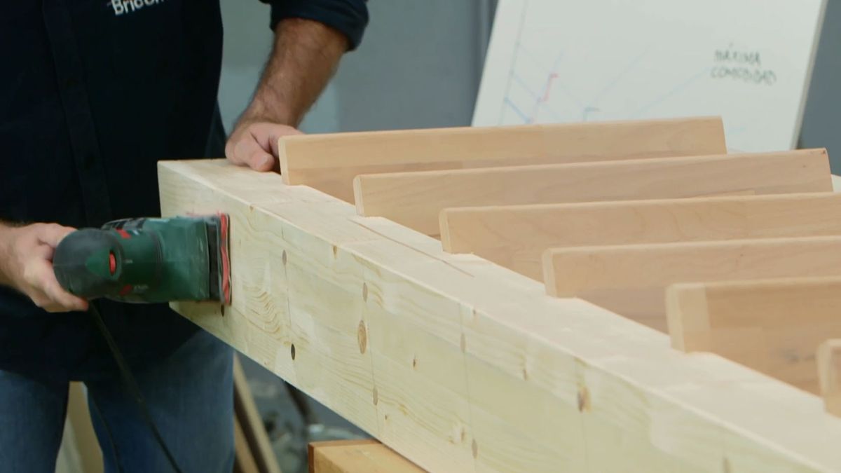 Cómo hacer una escalera de madera para el altillo paso 12