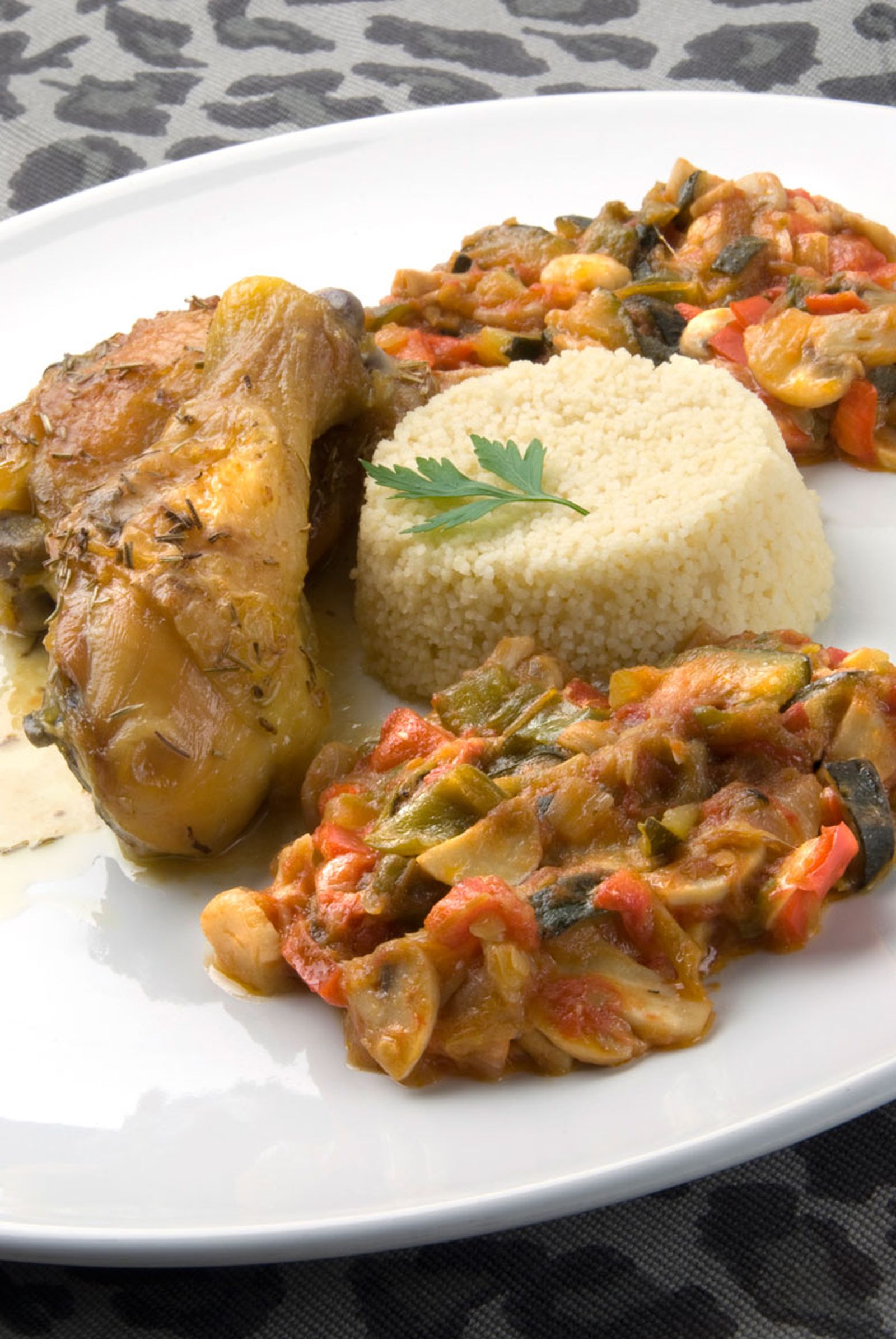 Pollo asado con pisto de champiñones y cous cous