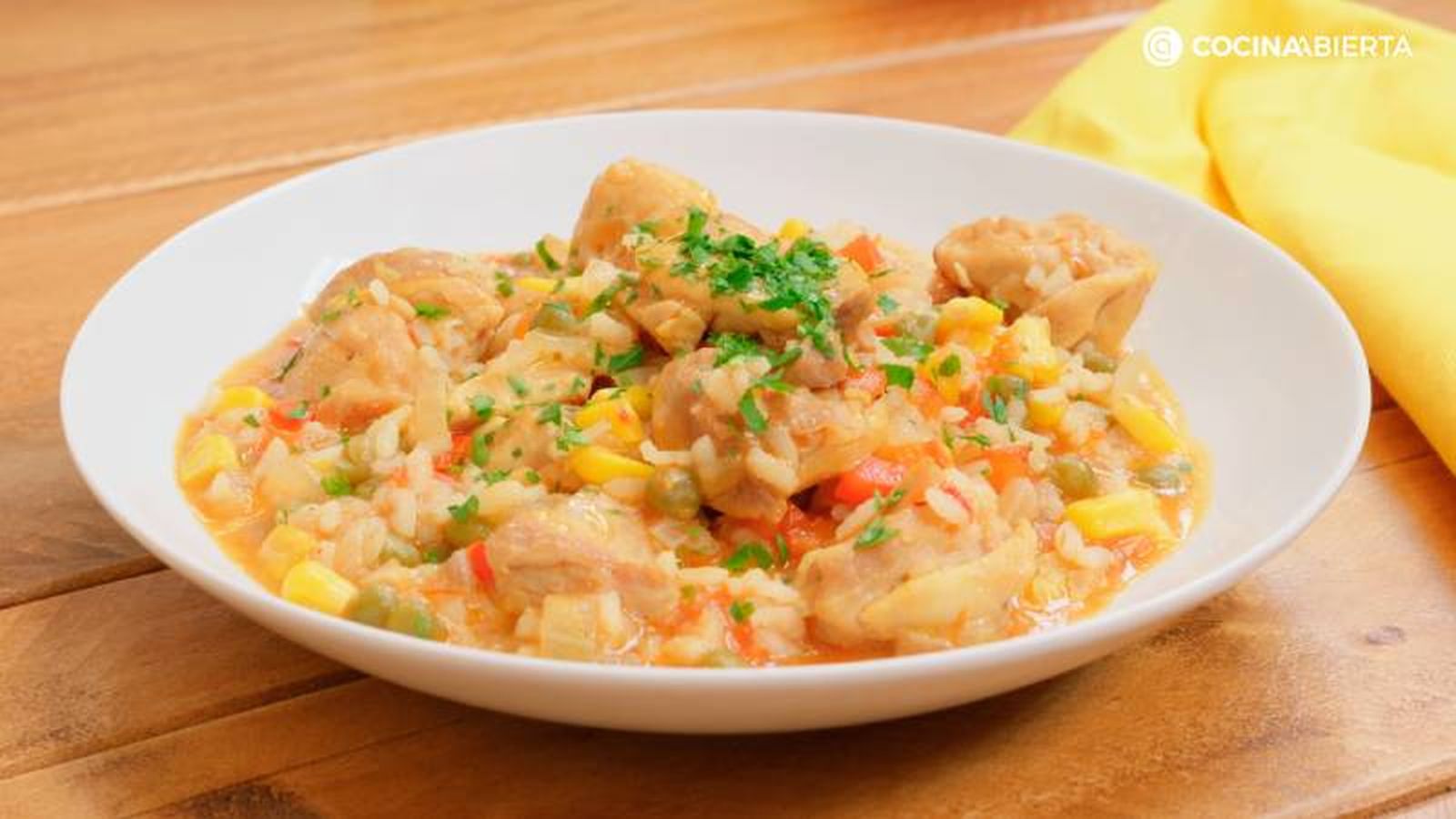 Sirve el guiso de arroz caldoso