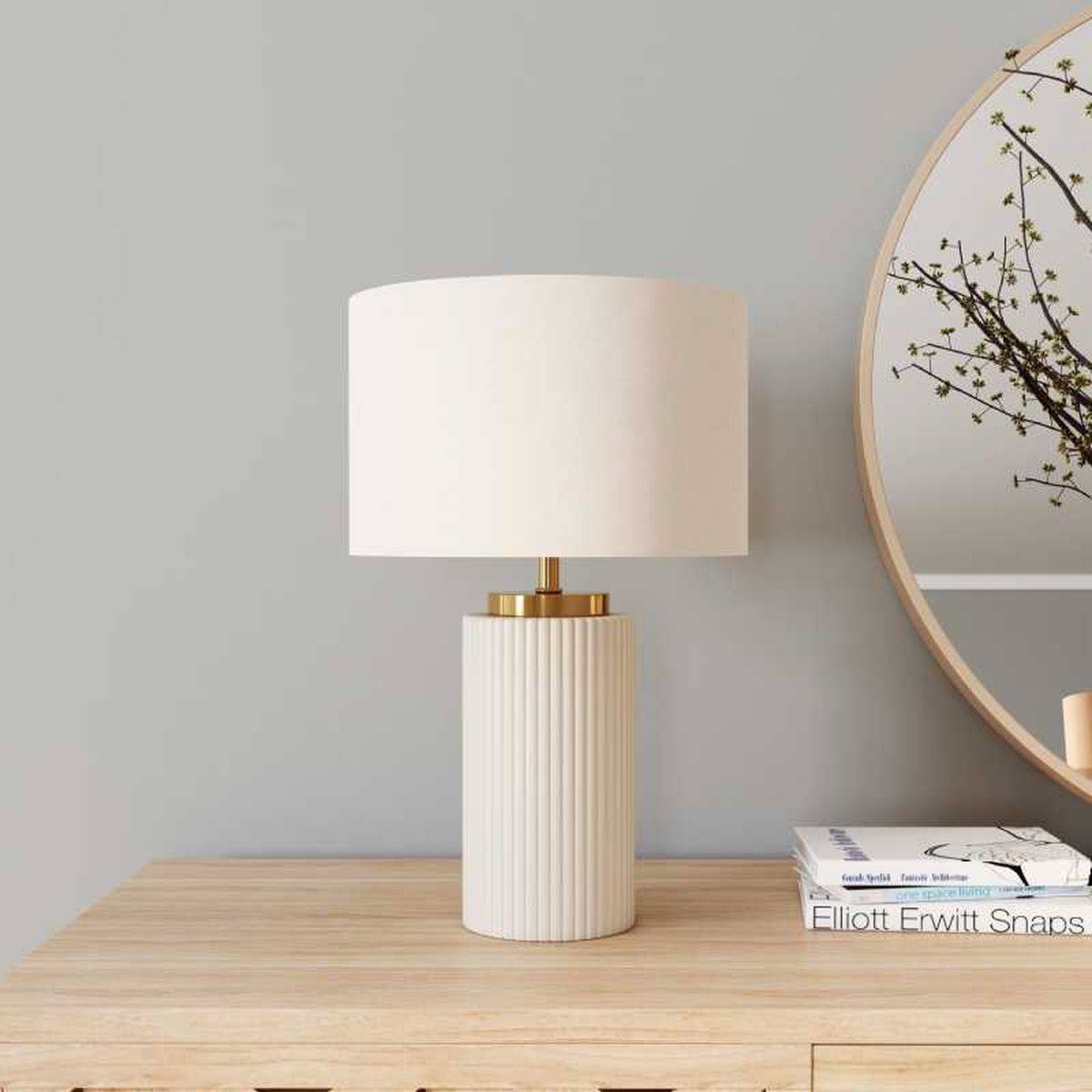 Lámpara sencilla de mesa.