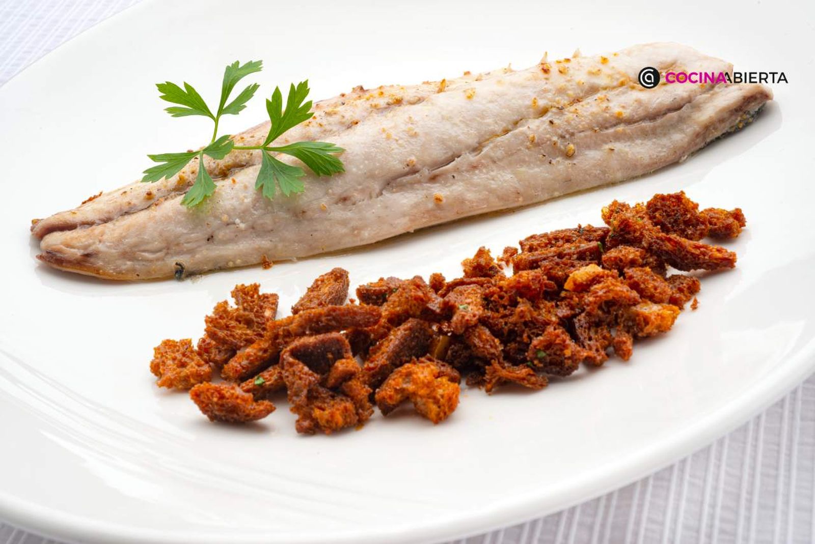 Chicharro asado al horno con migas de pan