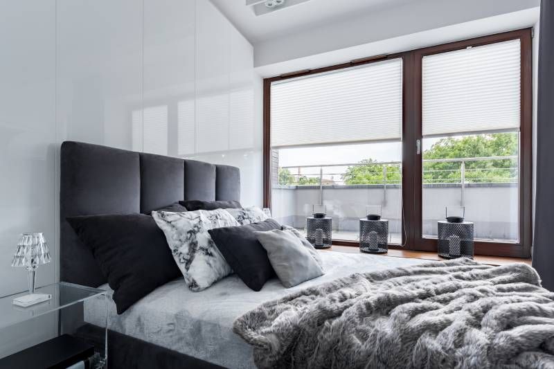 Dormitorio moderno con cabecero de cama negro.