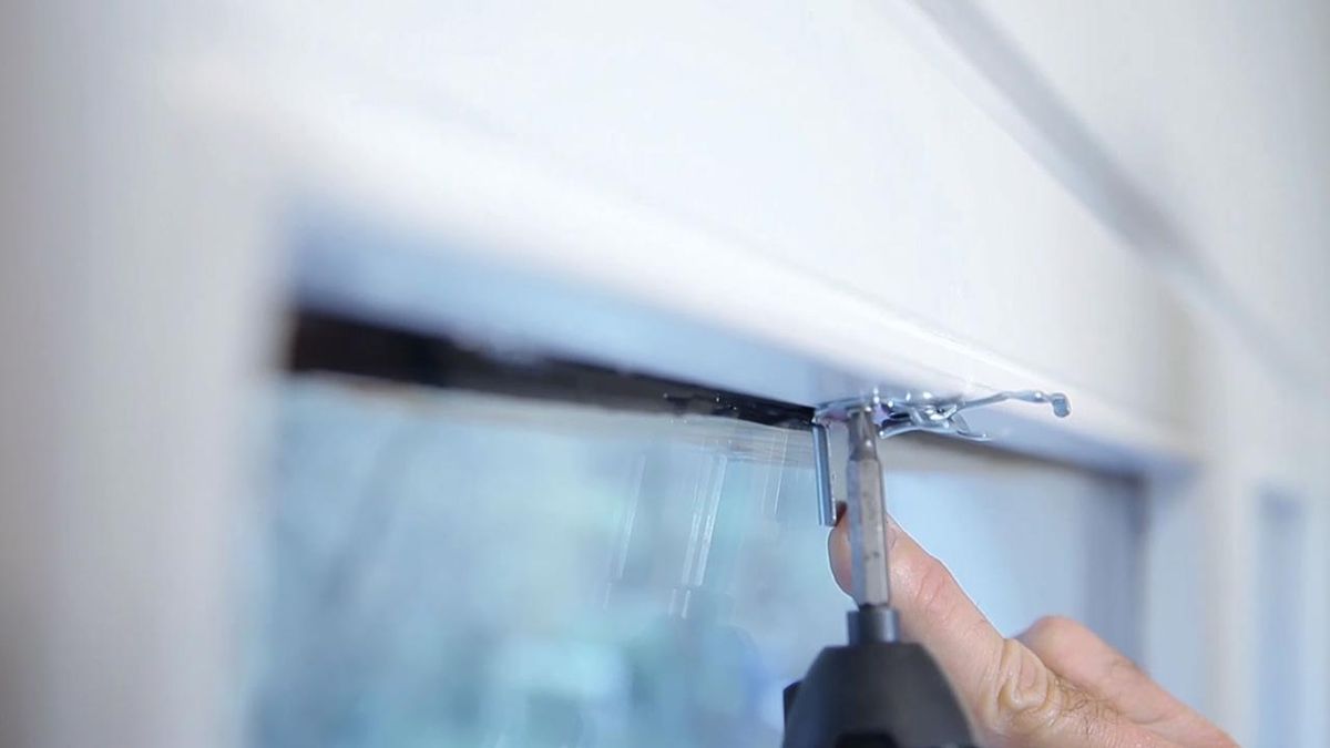 Colocar veneciana en ventana oscilobatiente paso 4