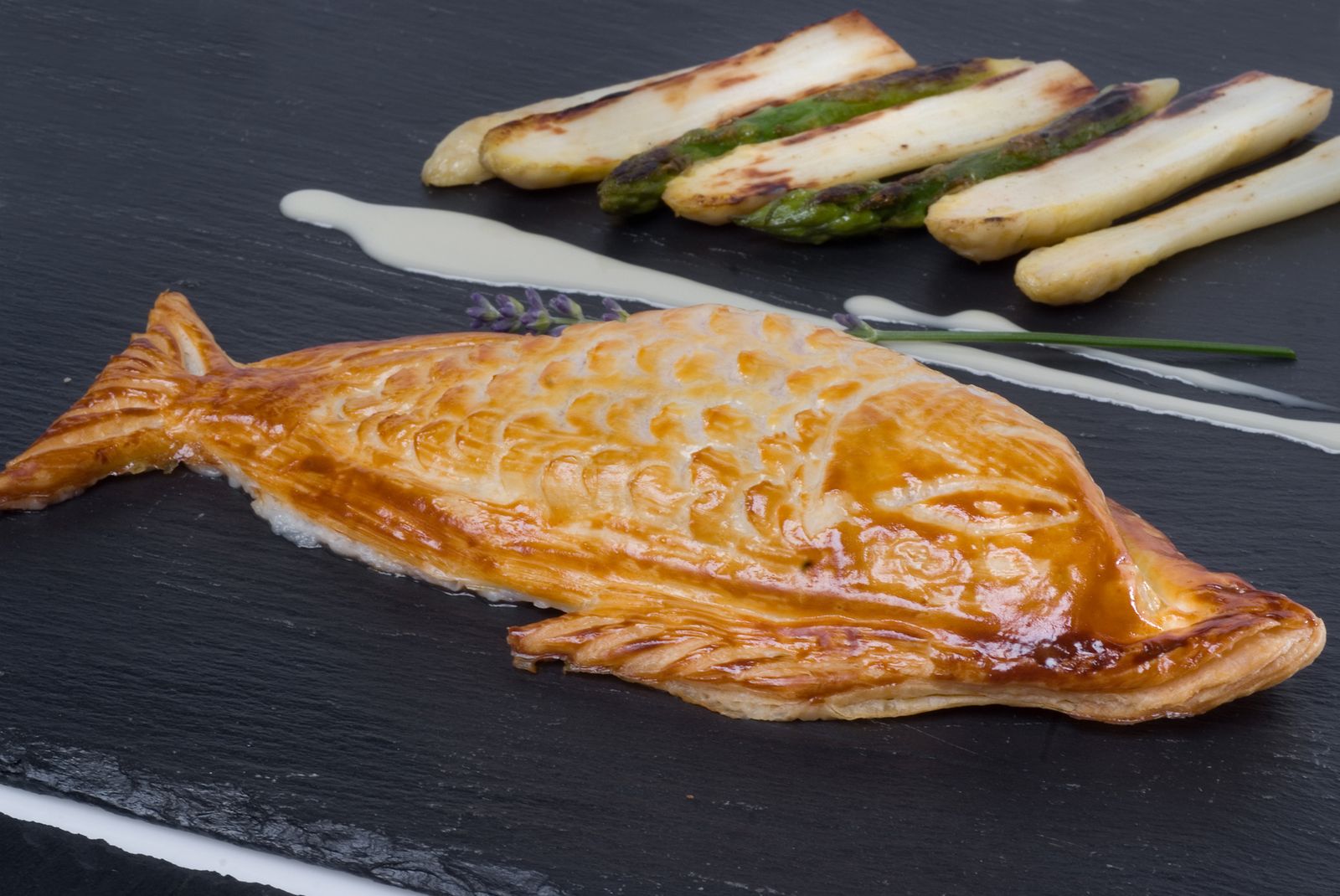 Salmonete en costra de hojaldre