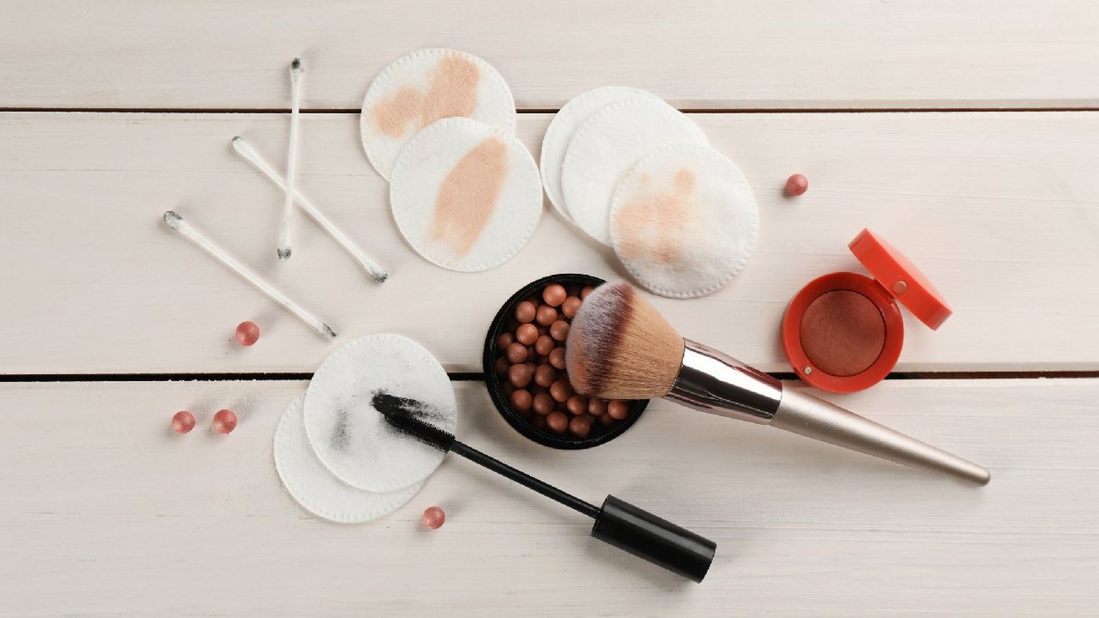 Entre los utensilios de maquillaje podemos encontrar bastoncillos de algodón, discos desmaquillantes o brochas