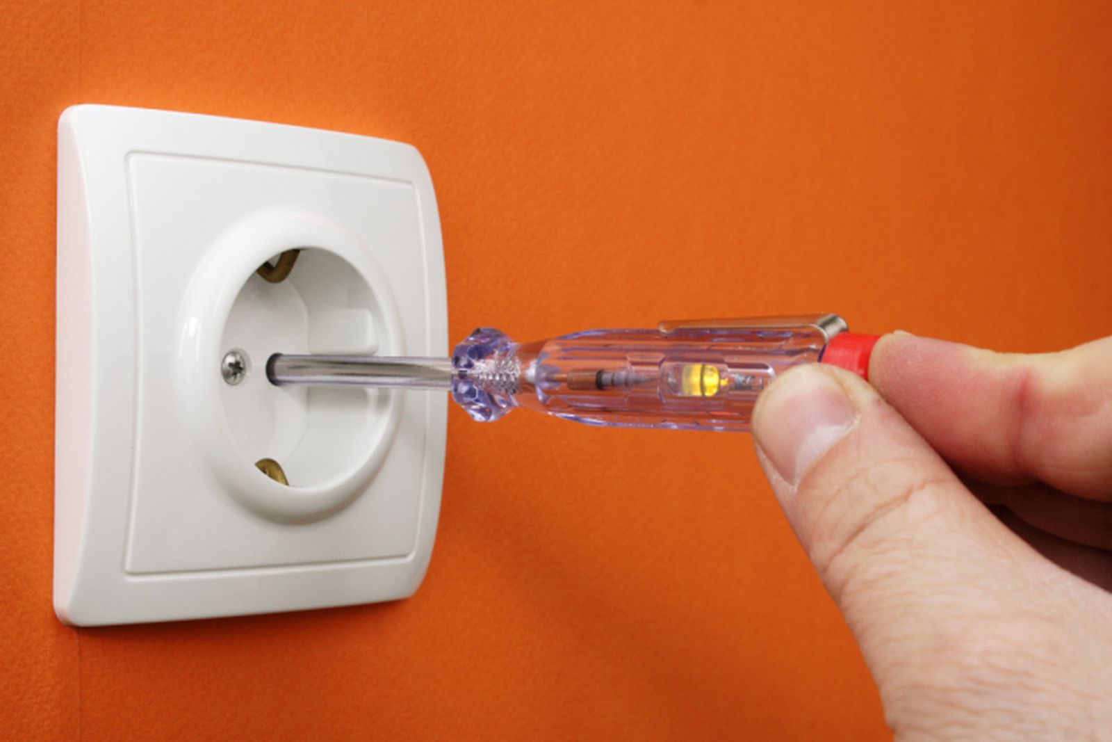 CBRI0023HU09_Cambiar un mecanismo de enchufe empotrado