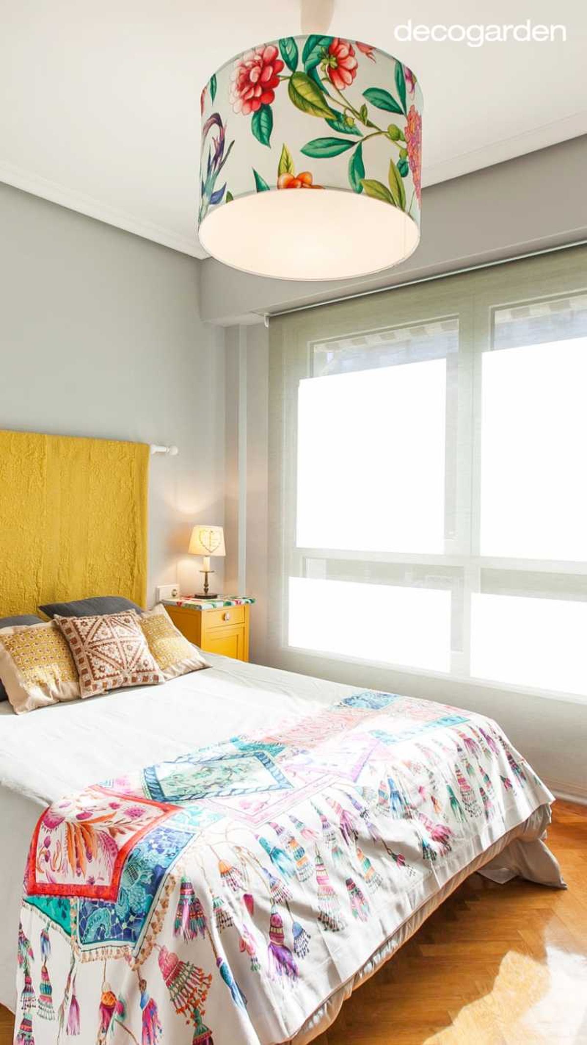 Dormitorio con lámpara con pantalla personalizada con tela floral.