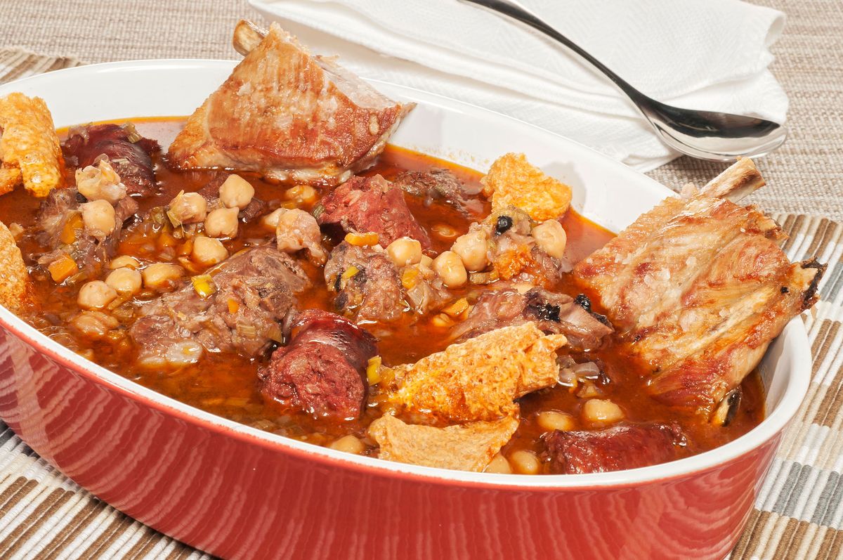 1735 Puchero de garbanzos con costilla (919) xl