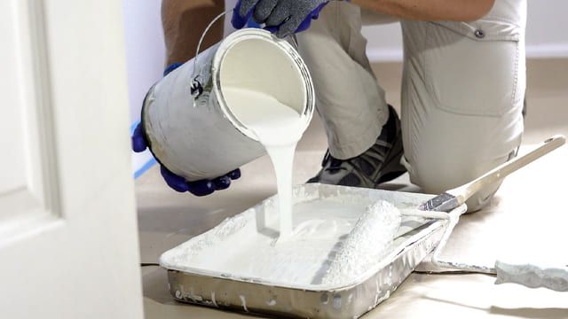 Insonorizar pared sin perder espacio es posible con la pintura aislante.