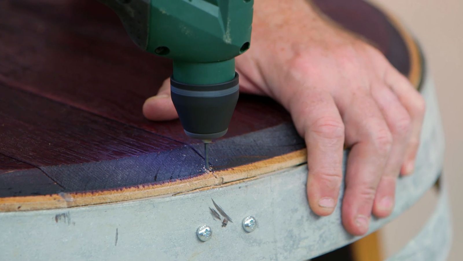 Cómo hacer una mesa con una barrica paso 7