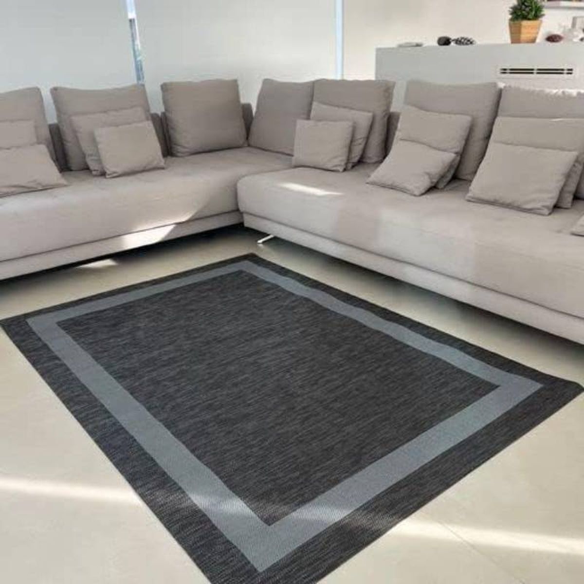 Alfombra de vinilo GRECA para el salón en color gris.