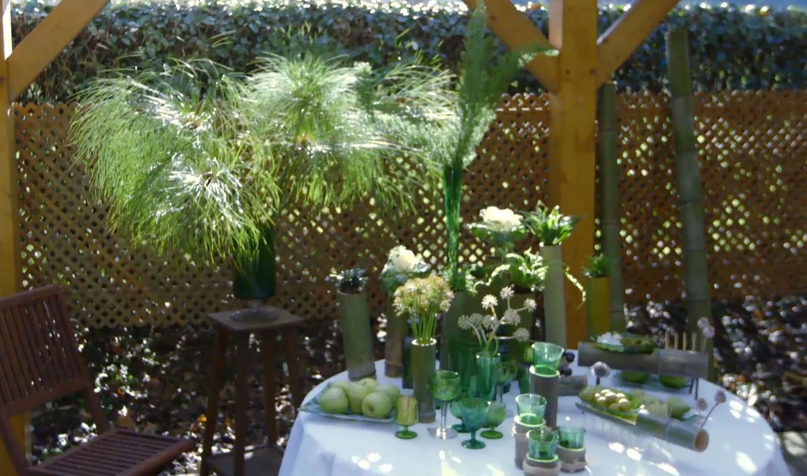 Tiestos y recipientes con tallos de bambú