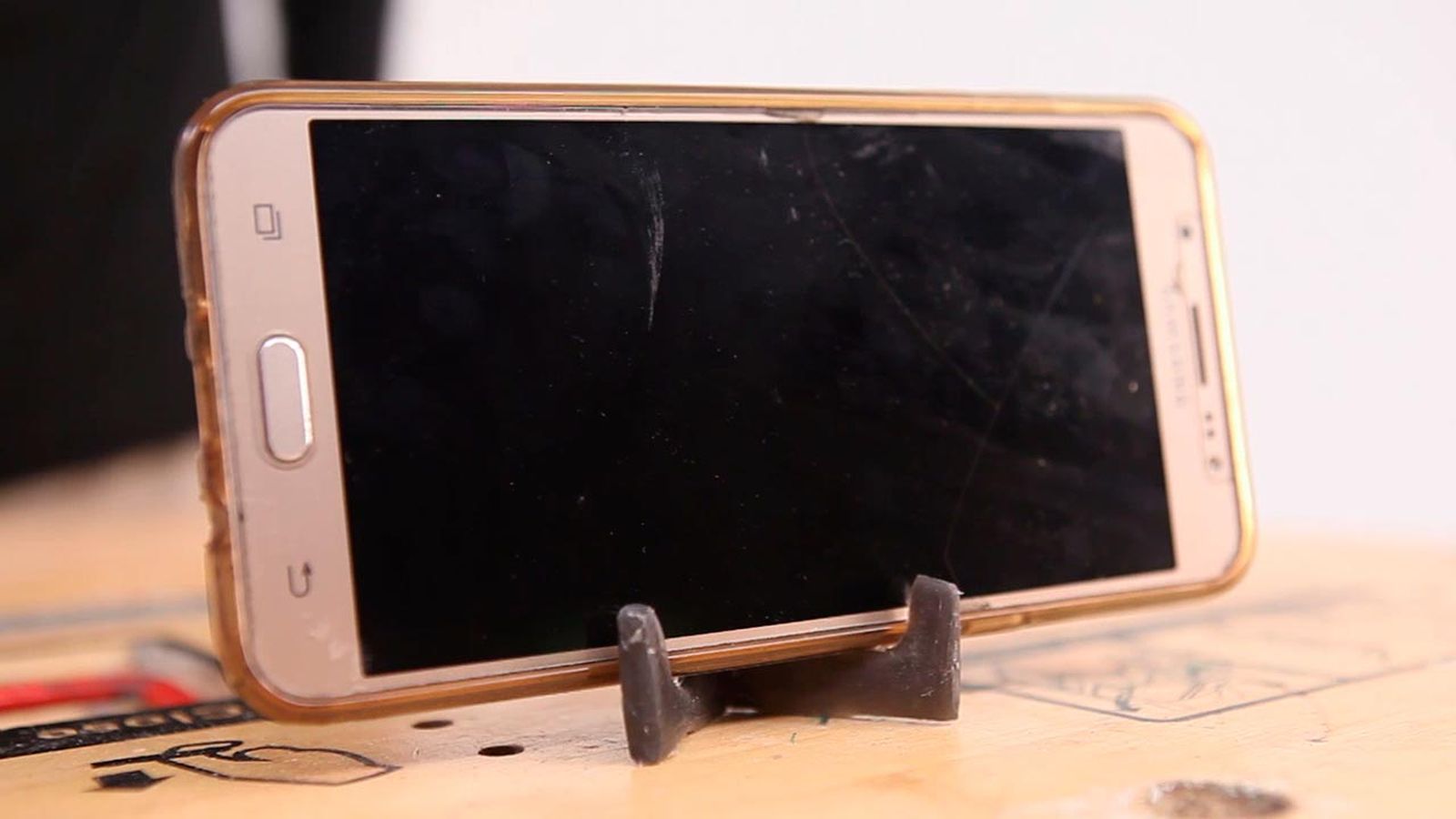 Como hacer un soporte para el movil con silicona