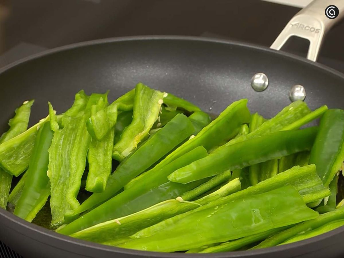 Rehoga los pimientos verdes
