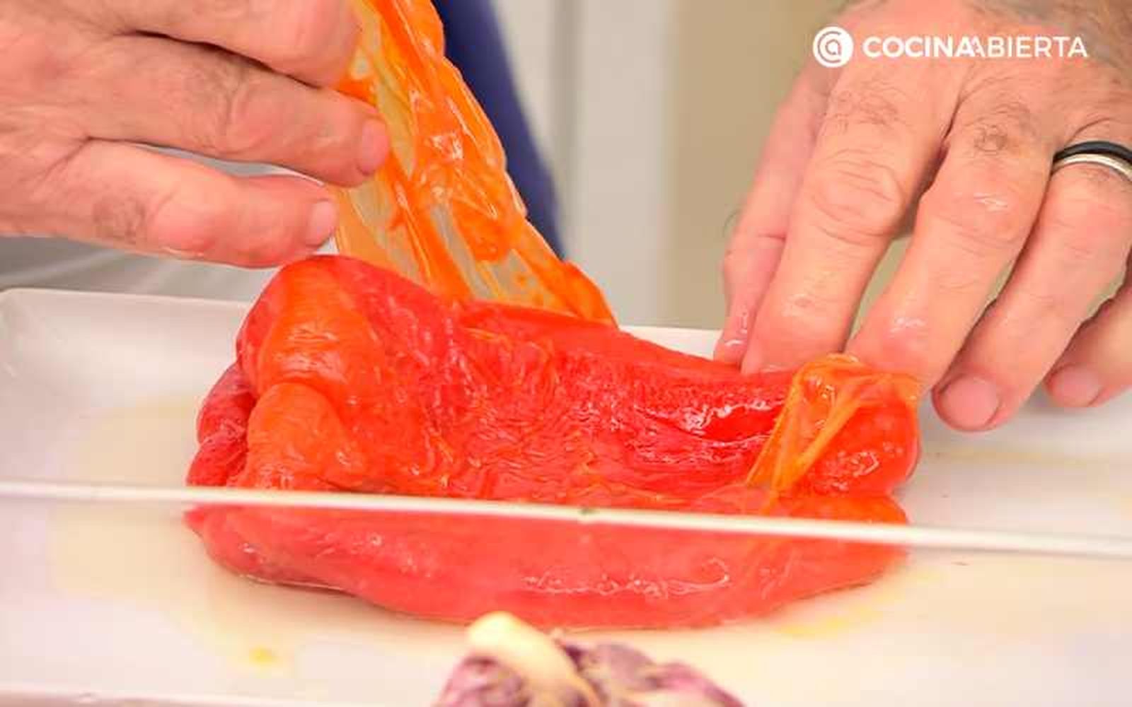 Pela y corta en tiras los pimientos