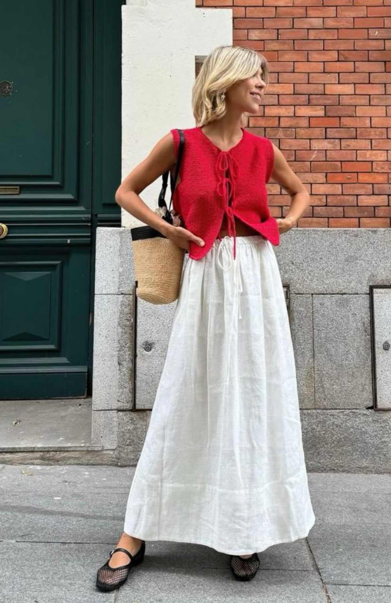 Chaleco colorido con falda blanca de lino. / Pinterest Mafalda