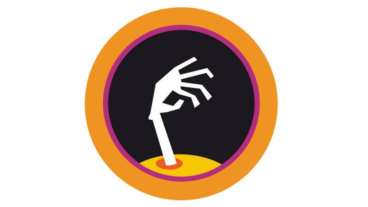 Posavasos de Halloween con mano de zombie.