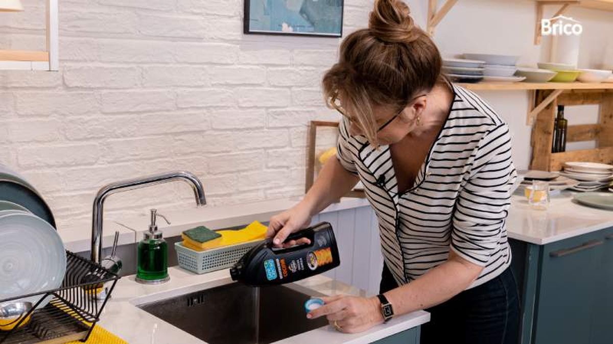 Desatascando fregadero con Sanicentro acción turbo cocina