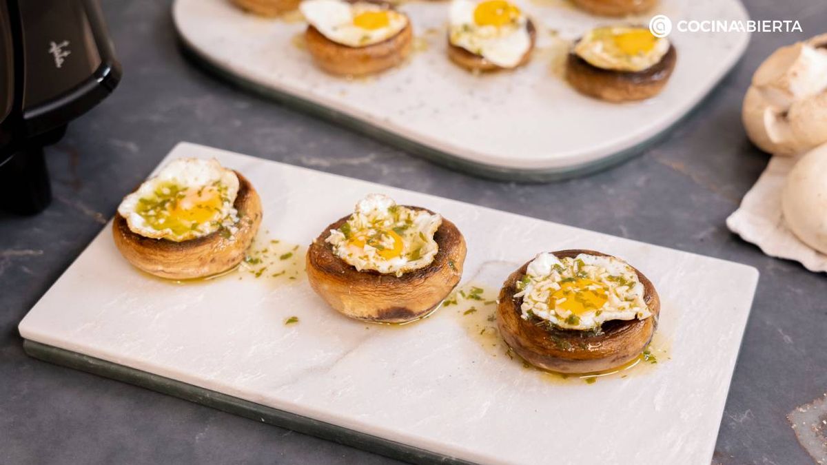 Los champiñones al ajillo con huevos de codorniz son ligeros, fáciles y rápidos de preparar