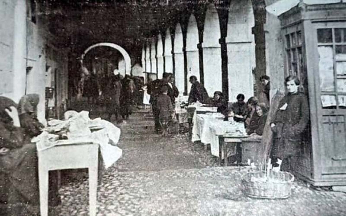 Las turroneras albercanas siguen vendiendo sus turrones en la Plaza Mayor de Salamanca