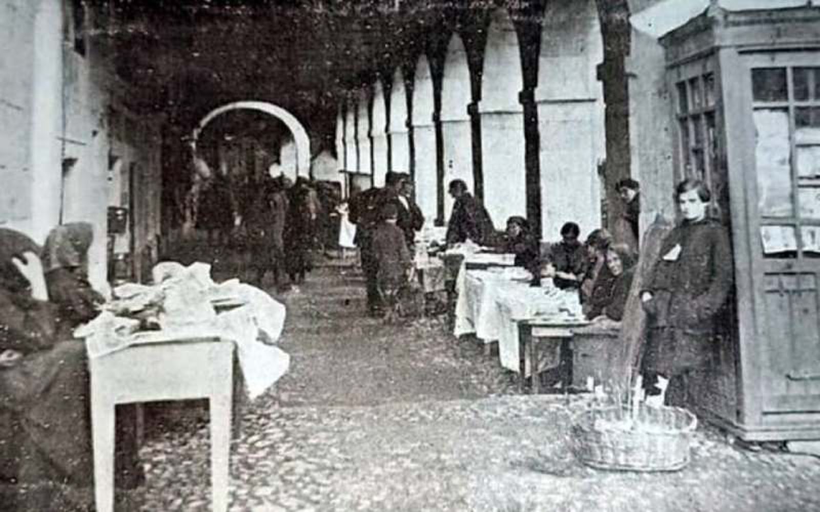 Las turroneras albercanas siguen vendiendo sus turrones en la Plaza Mayor de Salamanca