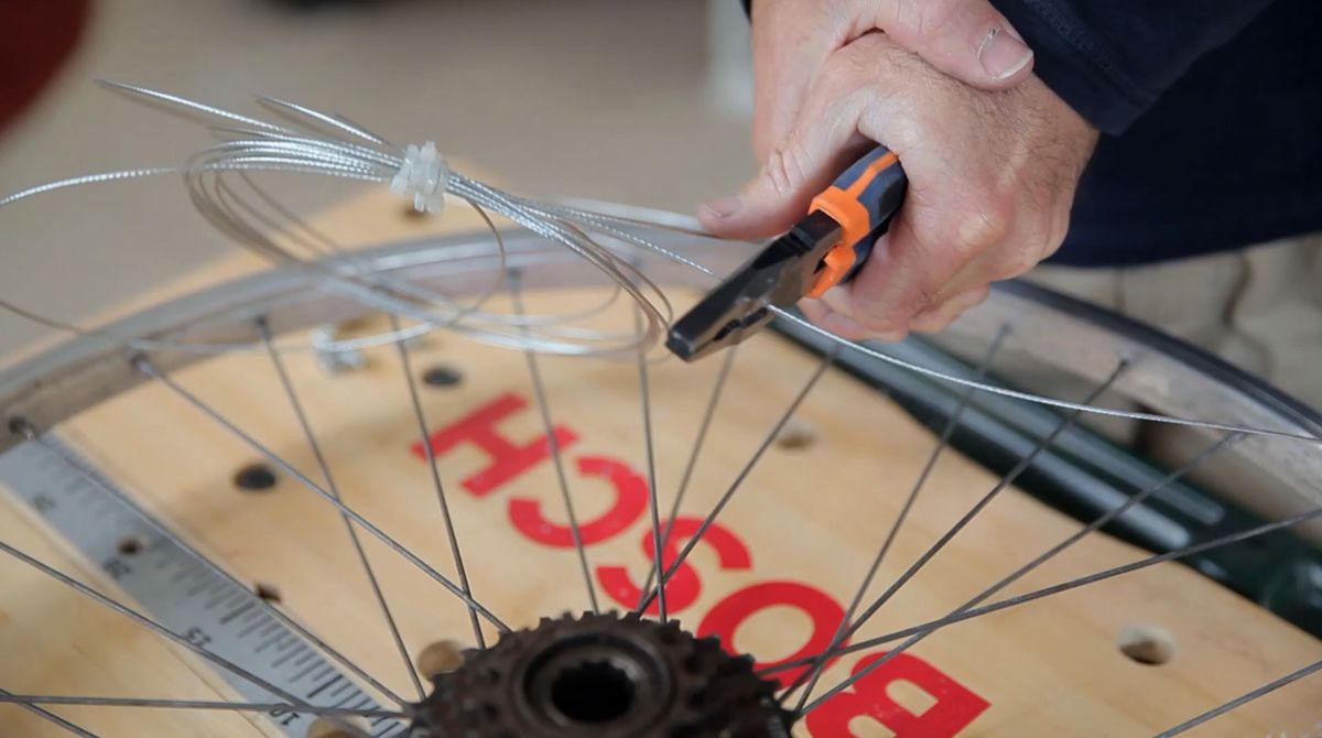 Árbol de Navidad con llanta de bicicleta paso 1
