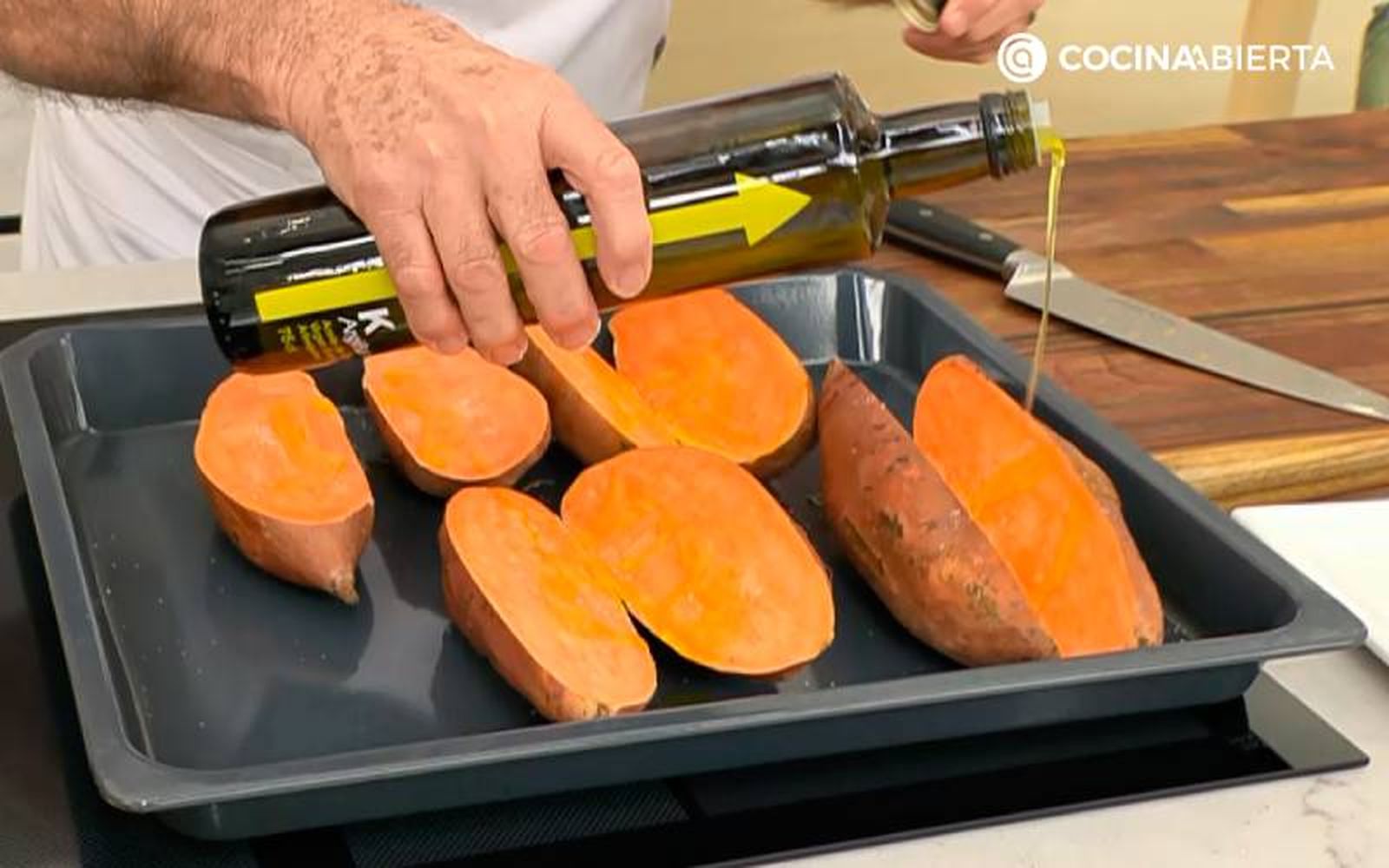 Elaboración de la receta de boniato con pollo y verduras - Hornea los boniatos cortados por la mitad